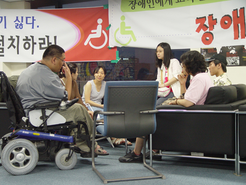 각 대학의 장애인권 동아리 대표들이 대책을 논의하고 있다. 